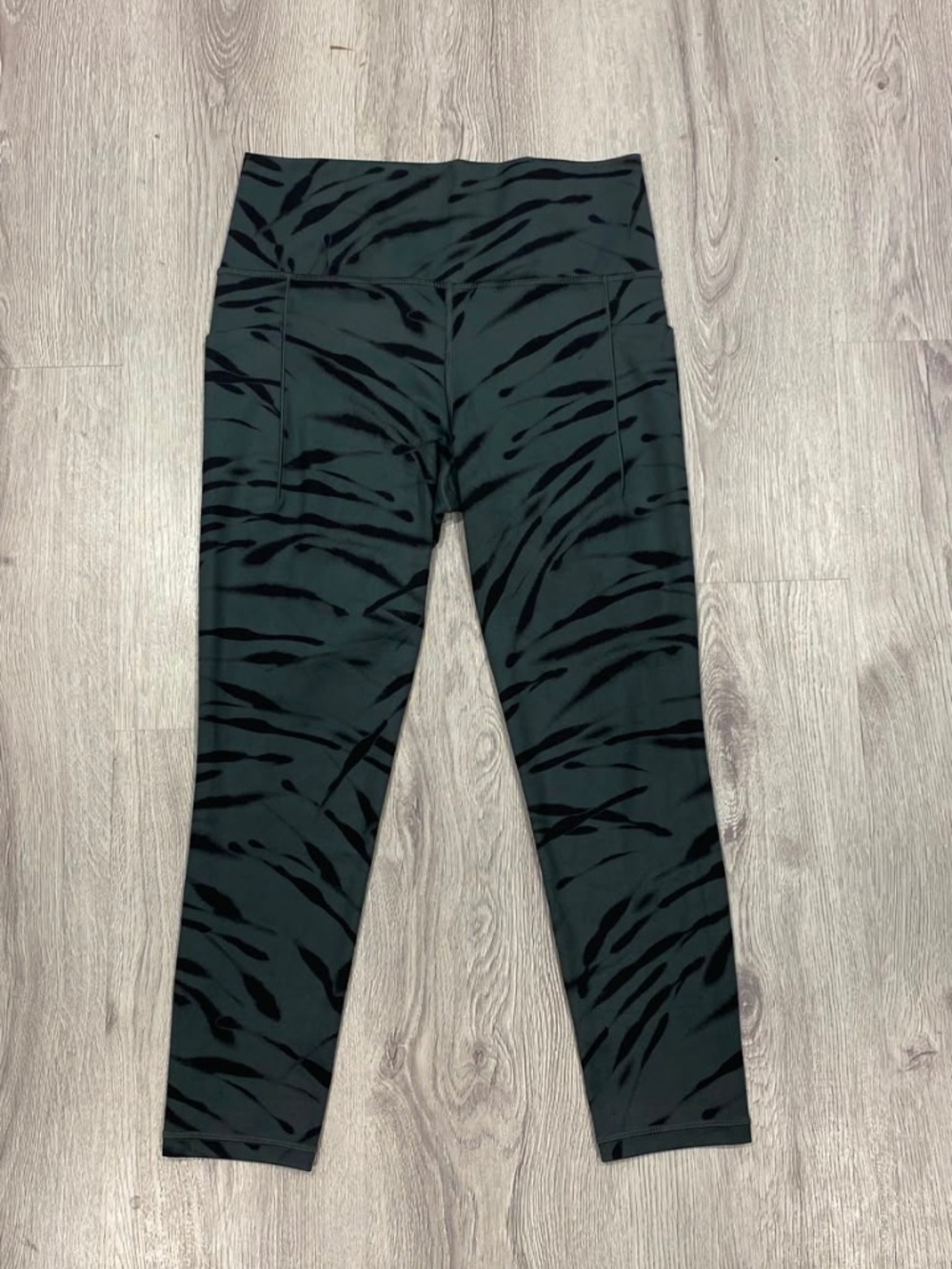 Athleta Salutation Stash Pocket Tight Tiger Stripe Green Black M